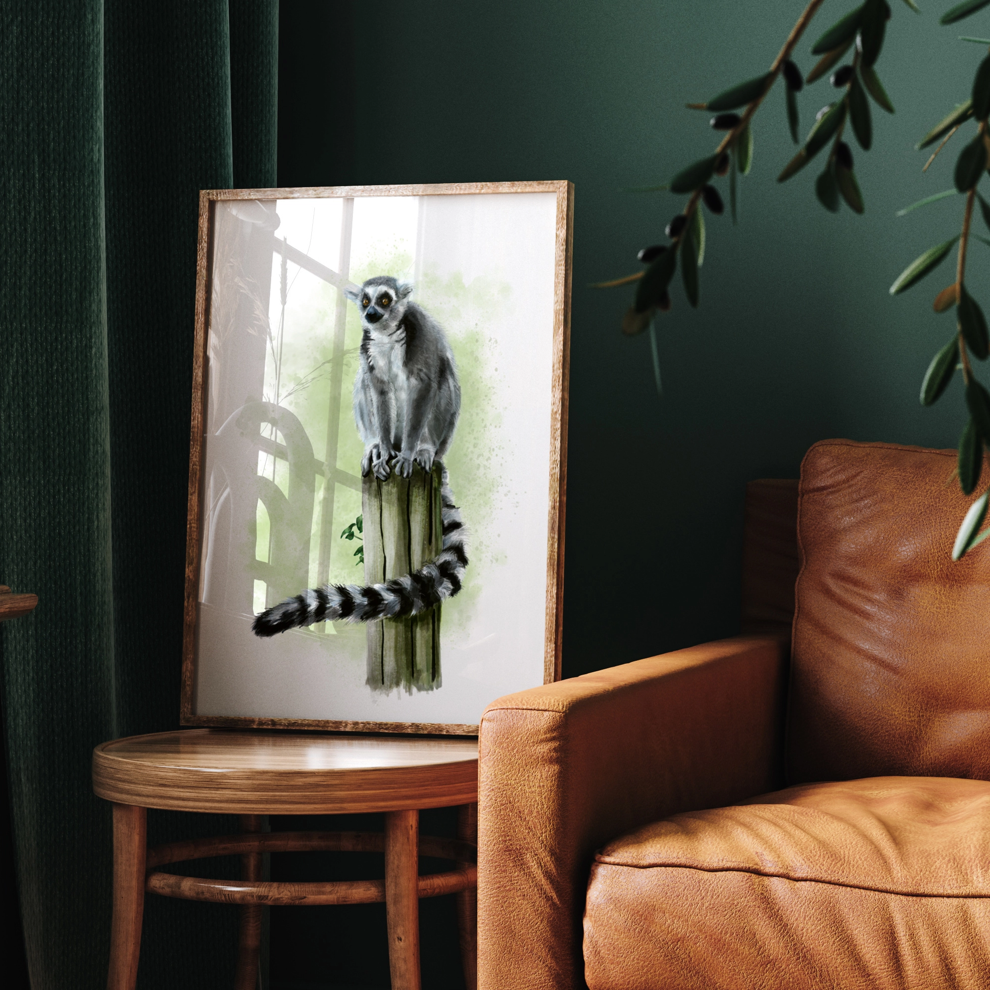 Image d'un cadre à la bordure noire avec une finition brillante, posé sur un meuble zébré. Le meuble est un mélange de bleu et de vert, orné d'un bouquet de fleurs. À l'intérieur du cadre se trouve une illustration colorée d'un lémurien assis sur un poteau en bois.