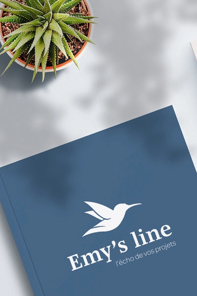 Brochure logotée Brochure imprimé d'un logo blanc sur fond bleu posée sur une table, à côté d'une plante.